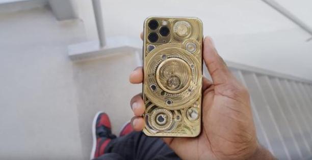 土豪花70万购纯金Phone,堪称世界最贵,有钱人的快乐你想象不到