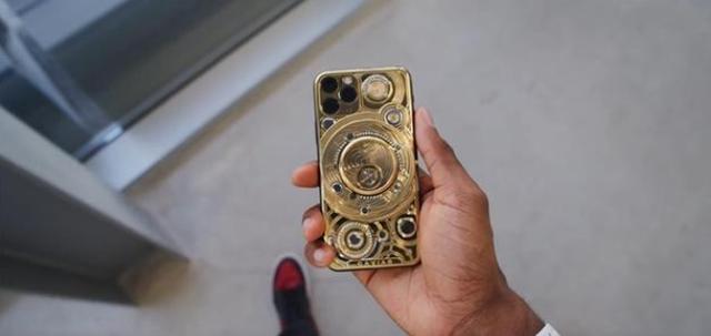 土豪花70万购纯金Phone,堪称世界最贵,有钱人的快乐你想象不到
