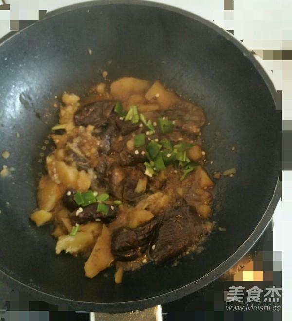 茄子和它一起炒简直太开胃了!隔3天就吃上一回,每次都吃个精光