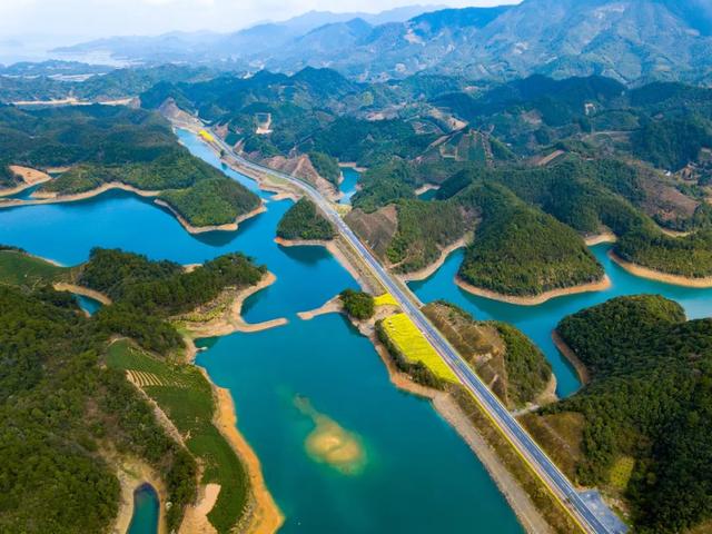 千岛湖成为全国第一个被解禁的城市,这里最先呼吸上了新鲜的空气