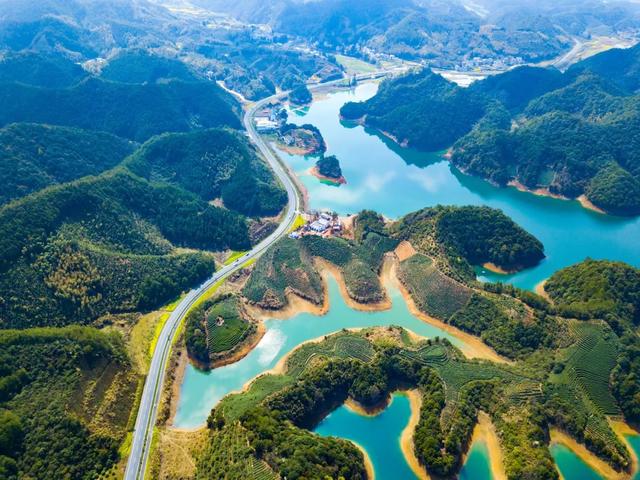 千岛湖成为全国第一个被解禁的城市,这里最先呼吸上了新鲜的空气