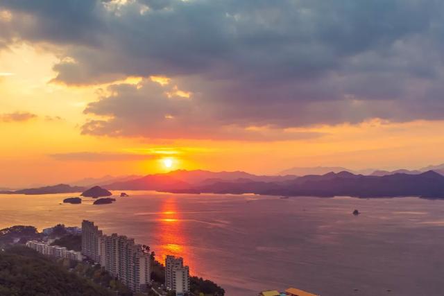 千岛湖成为全国第一个被解禁的城市,这里最先呼吸上了新鲜的空气