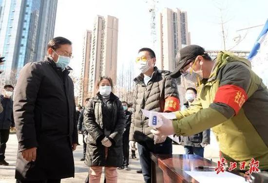 2月18日,湖北省委常委、武汉市委书记王忠林暗访社区封控管理(图片来源:长江日报)