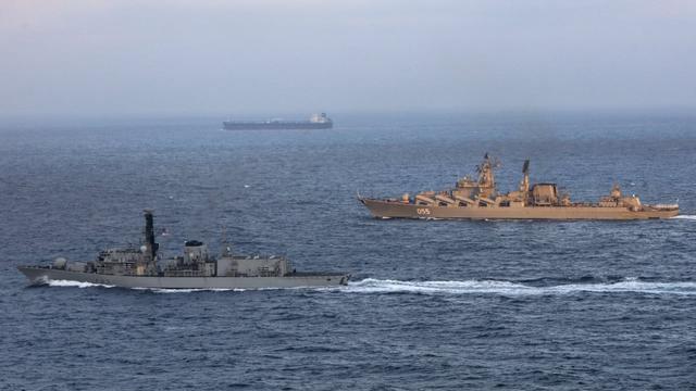英国也敢对俄海军主动出击?在海峡爆发激烈对峙,已准备开火