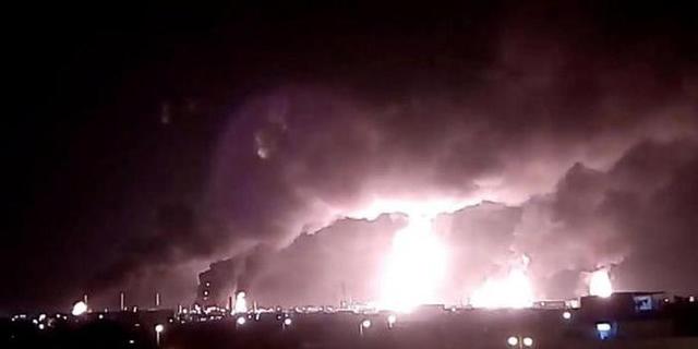 弹道导弹精确攻击,沙特炼油厂剧烈爆炸,5亿美元保护费打水漂