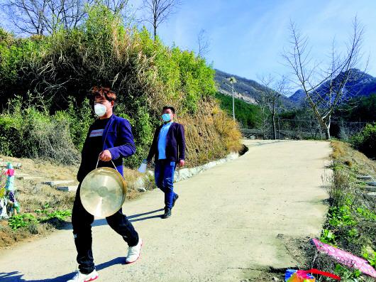 ▲年轻村民自发当起自愿者,宣传防疫知识。 新华社记者徐海波摄