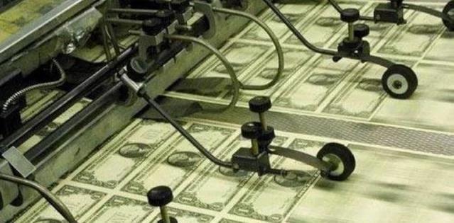 如果美国疯狂印刷10万亿美元,把欠债全部还了,会发生什么?