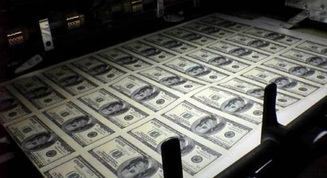 如果美国疯狂印刷10万亿美元,把欠债全部还了,会发生什么?