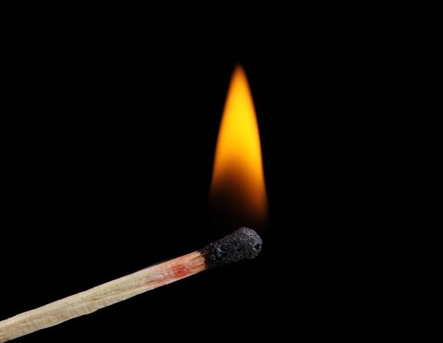 吸烟的人,做不到4个测试,建议戒烟,身上3处疼,可能肺受损了