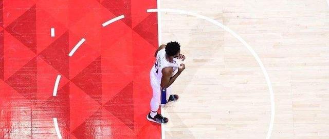 非洲小伙从小梦想踢足球,却被王子带去美国,如今成为NBA巨星