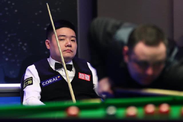 丁俊晖收入过亿!求胜欲不高5-6一轮游,塞尔比成铁人6-0横扫晋级