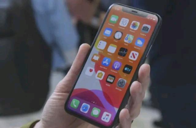 持有苹果股份,却用着三星,在库克的恳求下,他终于用iPhone了