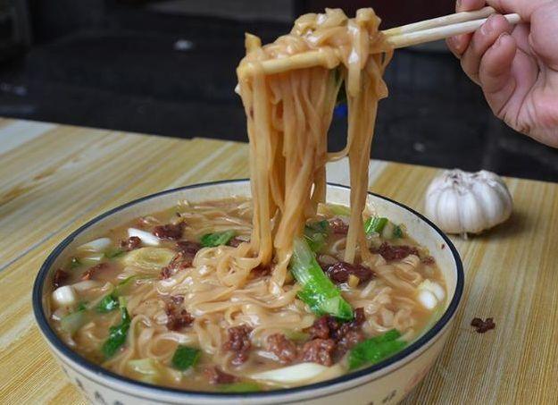 小镇上的舌尖美食:一辈子只专注做好一碗面,驱车千里也要吃一碗