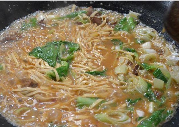 小镇上的舌尖美食:一辈子只专注做好一碗面,驱车千里也要吃一碗
