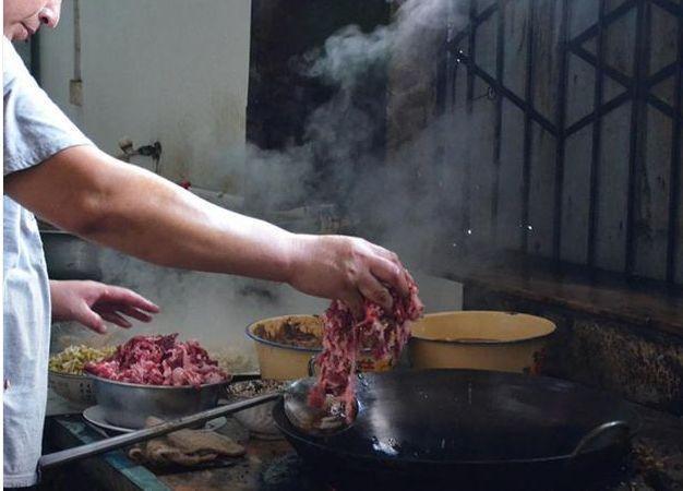 小镇上的舌尖美食:一辈子只专注做好一碗面,驱车千里也要吃一碗
