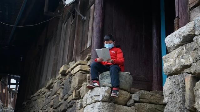 大喇叭开始广播啦!这个山村小学的“空中课堂”有点不一样