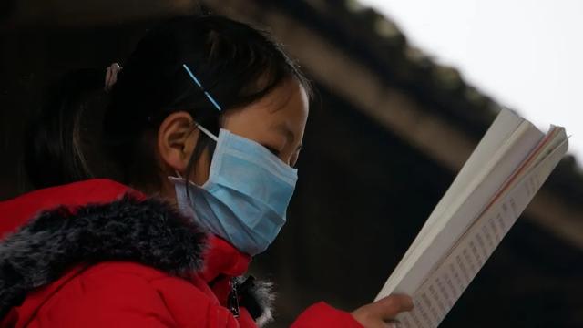 大喇叭开始广播啦!这个山村小学的“空中课堂”有点不一样
