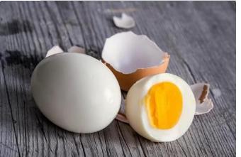 鸡蛋煮熟后，为什么上面会有一个“小黑点”？这种鸡蛋还能吃吗？