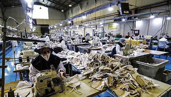 军方工厂生产口罩。图片来源:Twitter
