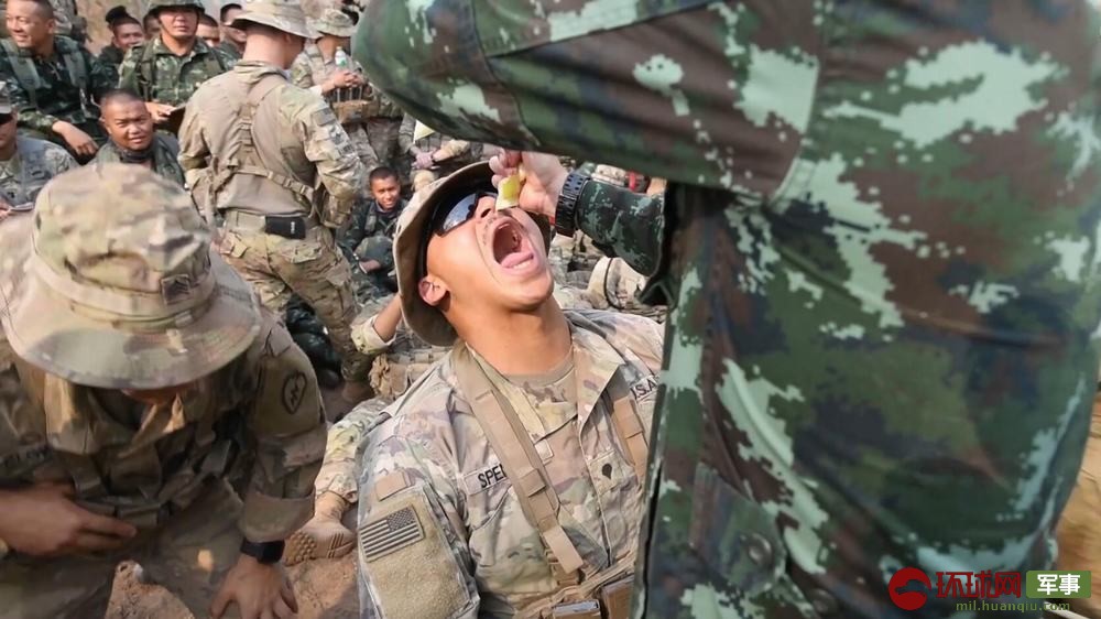 泰军教官向美军士兵嘴里挤入芭蕉树芯的水