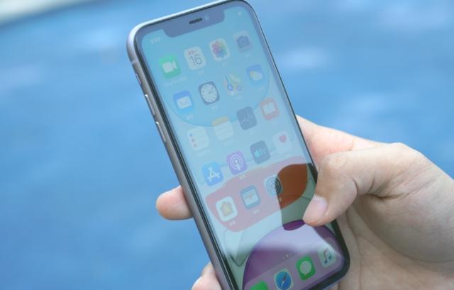 从5499跌到5299,全球第二畅销iPhone,网友评价挺实在