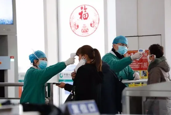 ▲疫情防控形势持续向好,尤需抓紧抓实抓细各项工作,以最终赢得这场阻击战。资料图。图片来源:新京报网