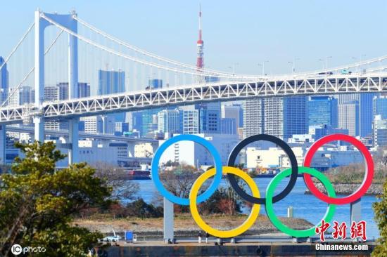 资料图:当地时间2月10日,日本东京,台场海滨公园展示奥运五环,迎接即将到来的东京奥运会。