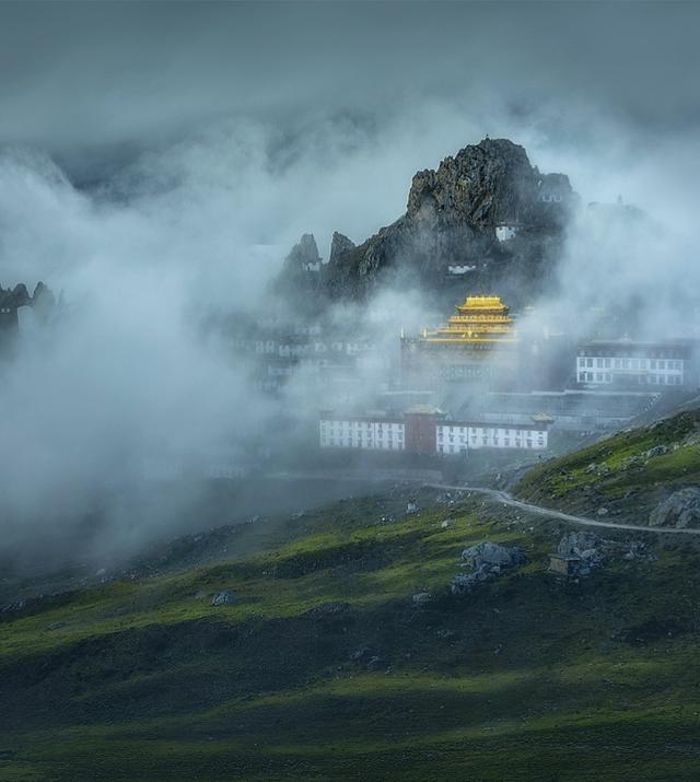 世界上海拔最高的天空之城,在悬崖绝壁上矗立千年的神奇建筑