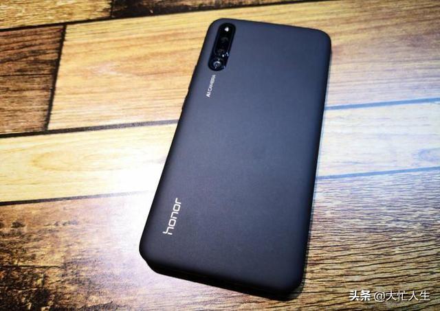 从4K跌到2K档,40W+256GB,难道“顶级华为”荣耀手机卖不动了?