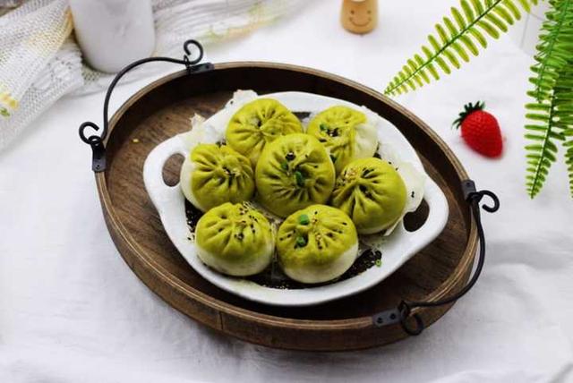 春天就是要吃菠菜生煎包,面皮松软,肉馅鲜嫩,咬一口满嘴汤汁