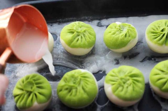 春天就是要吃菠菜生煎包,面皮松软,肉馅鲜嫩,咬一口满嘴汤汁