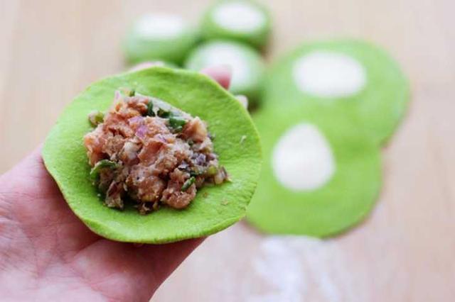 春天就是要吃菠菜生煎包,面皮松软,肉馅鲜嫩,咬一口满嘴汤汁