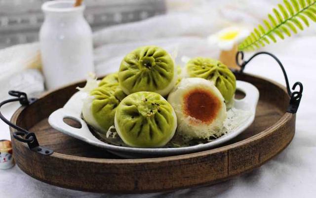 春天就是要吃菠菜生煎包,面皮松软,肉馅鲜嫩,咬一口满嘴汤汁