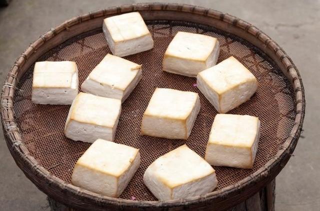 吃不完的豆腐不要放冰箱,一个小方法半月不酸不坏。