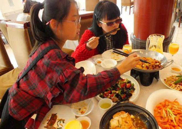12块钱一碗“良心”面,大骨熬汤不哄骗,顾客开百万豪车天天来吃