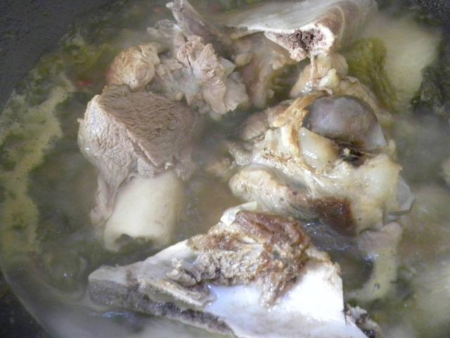 12块钱一碗“良心”面,大骨熬汤不哄骗,顾客开百万豪车天天来吃