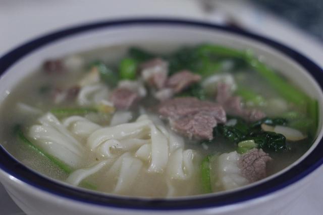 12块钱一碗“良心”面,大骨熬汤不哄骗,顾客开百万豪车天天来吃