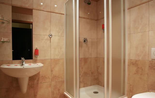 淋浴房别用玻璃装了，让工人砌个“半墙”来隔断，防潮耐脏还漂亮