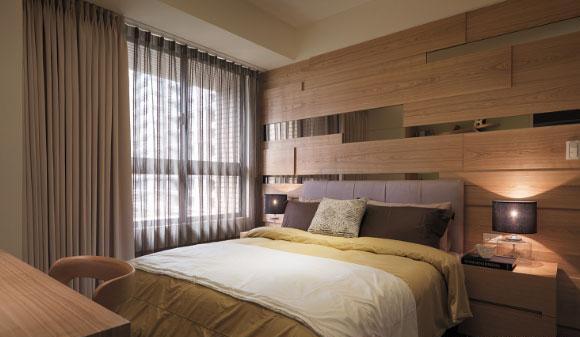 客厅用矮柜做隔断真实用，木地板装饰的床头背景墙更漂亮！