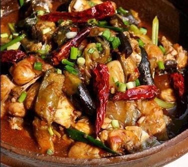 美食推荐:莴笋炒肉丝、酸辣炒白菜、蒜茄子炒肉、茄子焖鱼的做法