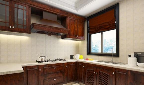 打通客厅阳台的美式风格装修设计，深棕色实木家具大气而庄严！