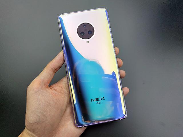 vivo更胜一筹,骁龙855Plus+升降6400万+4500mAh,比三星少3000