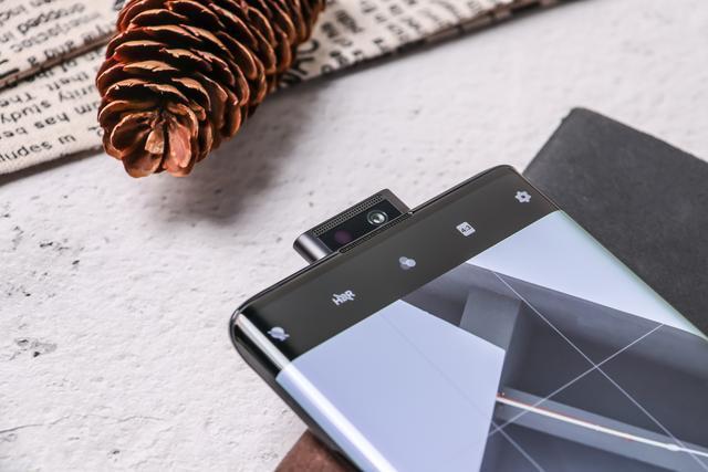 vivo更胜一筹,骁龙855Plus+升降6400万+4500mAh,比三星少3000