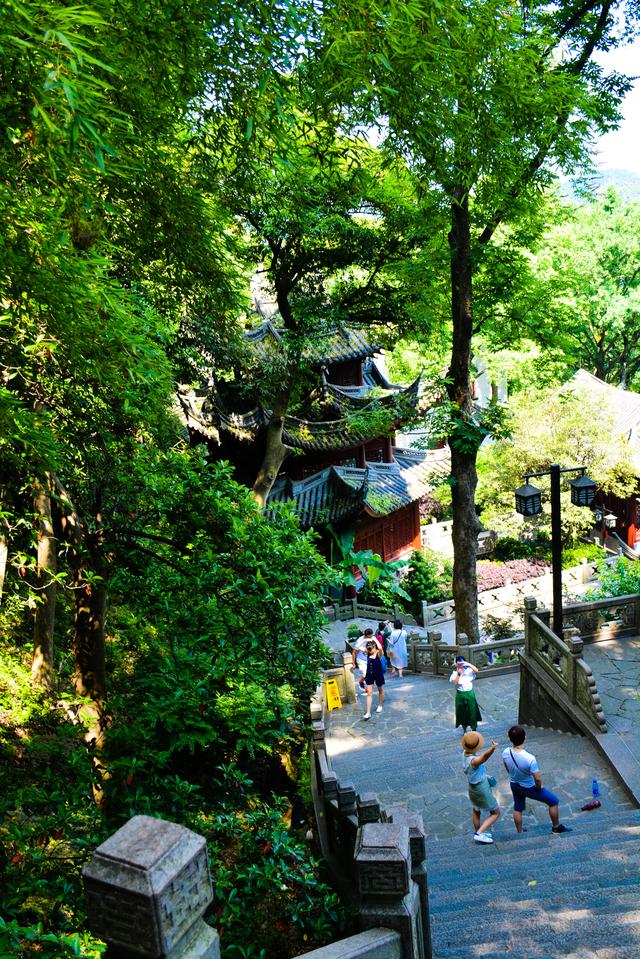 杭州灵隐寺人满为患?背后两座千年古寺才是清净地,却游客稀少