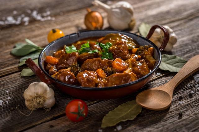 美食推荐:三鲜面、丝瓜炒油条、海带炖肉、虾米包心菜的做法