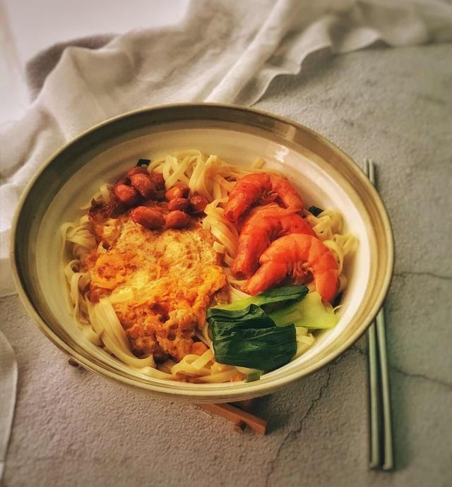 美食推荐:三鲜面、丝瓜炒油条、海带炖肉、虾米包心菜的做法