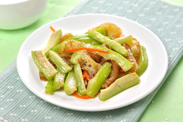 美食推荐:三鲜面、丝瓜炒油条、海带炖肉、虾米包心菜的做法