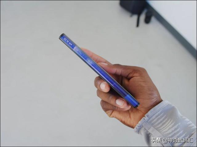 这款小米手机号称全身都是屏,价格19999元,但推迟3个月还没上市