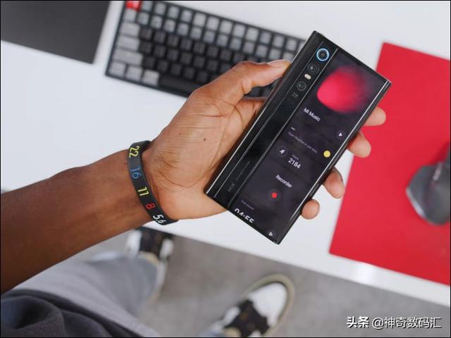 这款小米手机号称全身都是屏,价格19999元,但推迟3个月还没上市