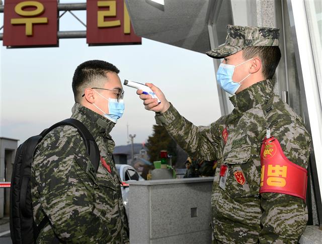 韩国军队加强官兵体温检测(news 1)